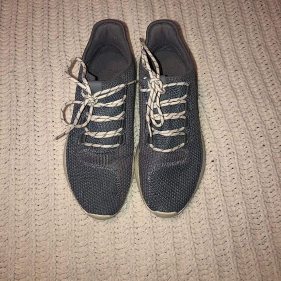 Adidas shoes. Size 7 - Picture 1 of 3